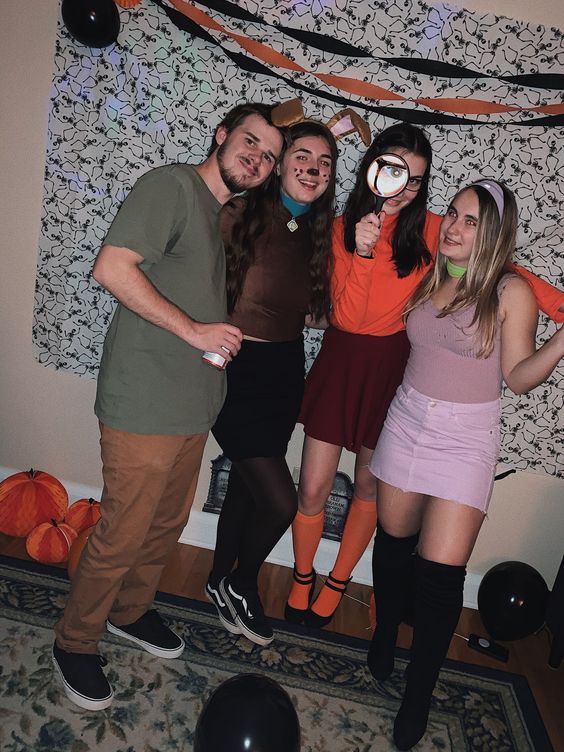group dressed as scooby doo group